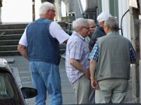 mc tour15 (23)  Warten auf Einlass in die Gröninger Brauerei, die zunächst noch zugesperrt war.